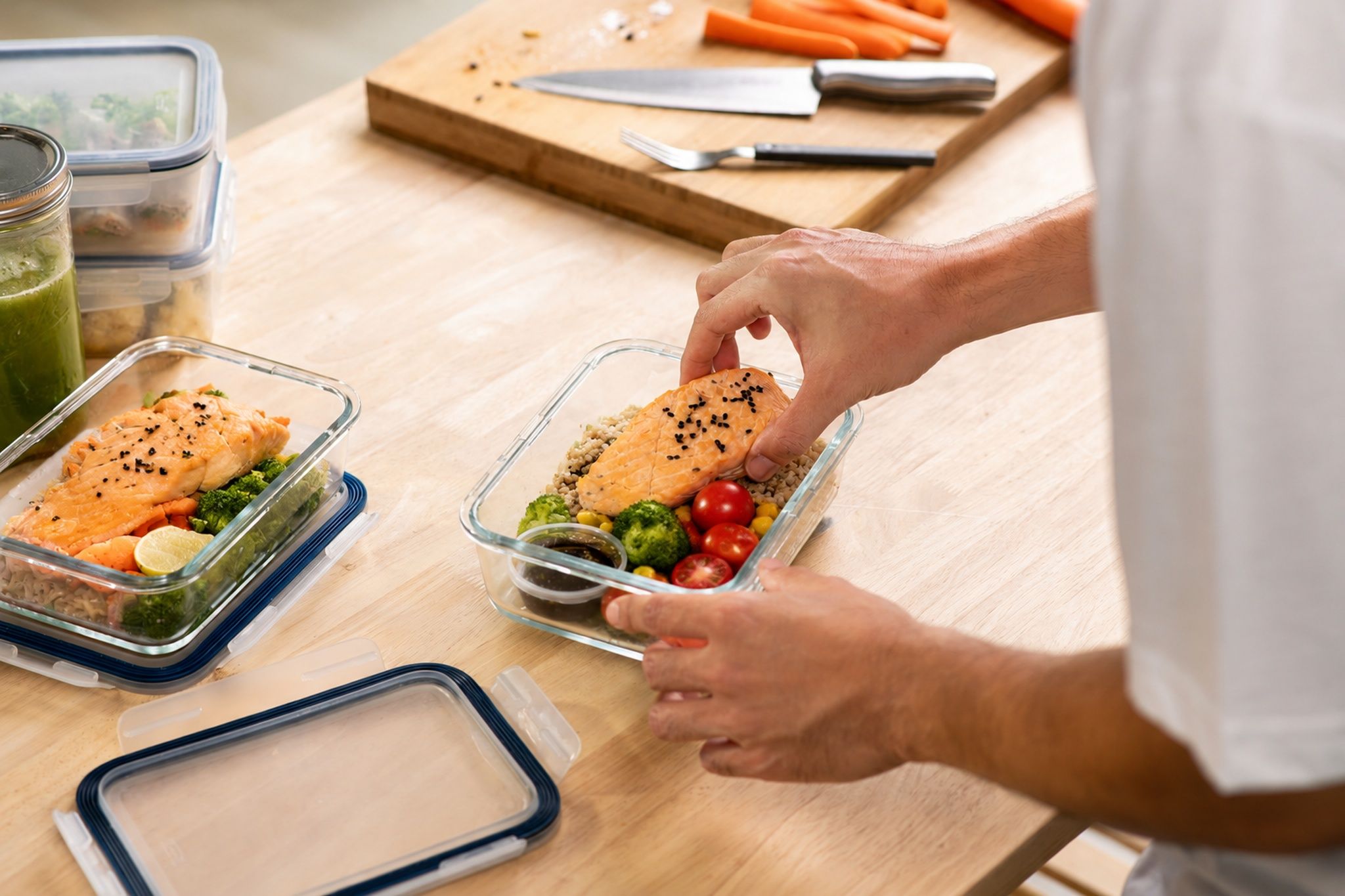 Gezonde maaltijden in bakjes klaar voor meal prep