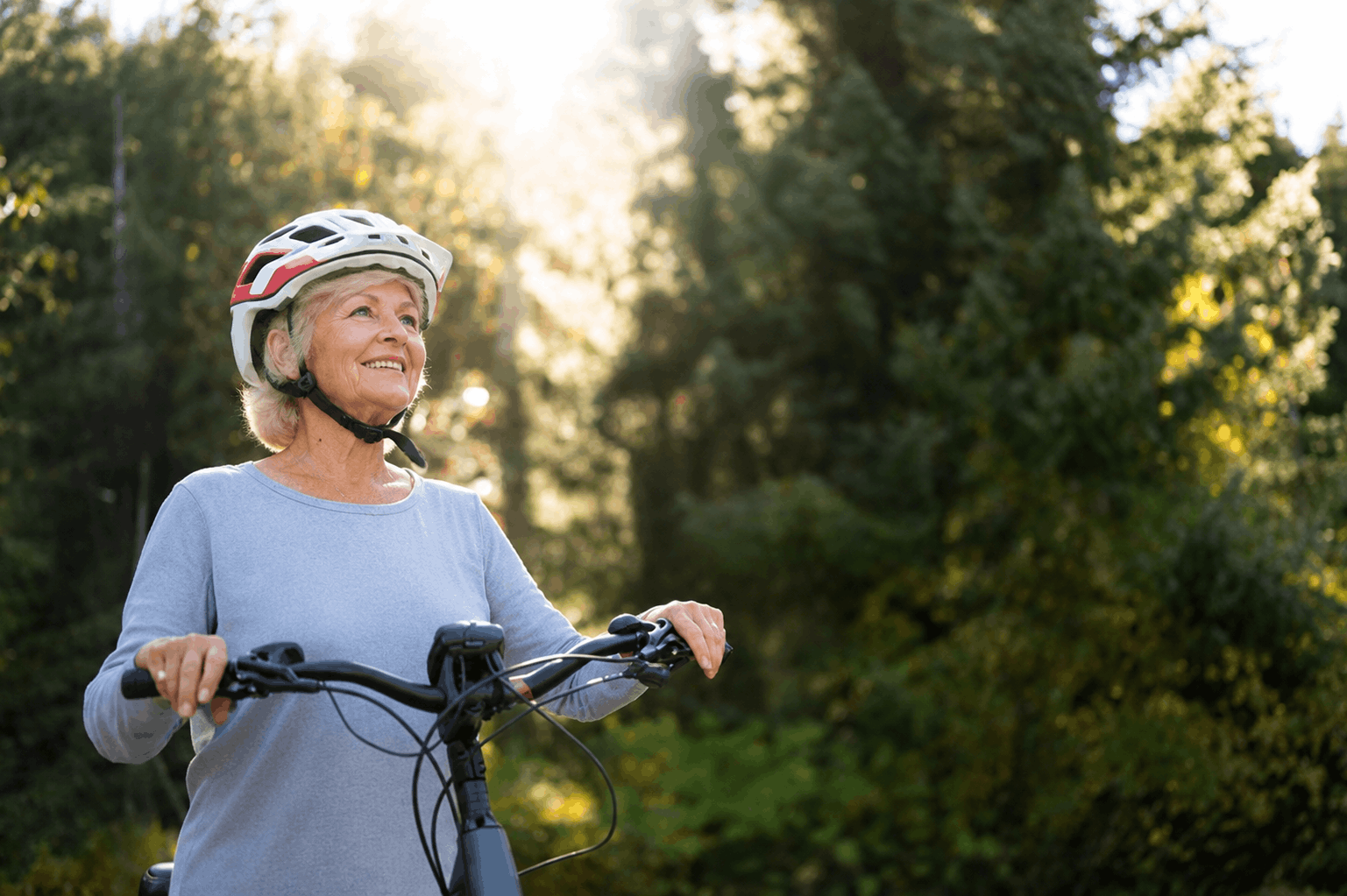 Actieve 50-plusser buiten in de natuur