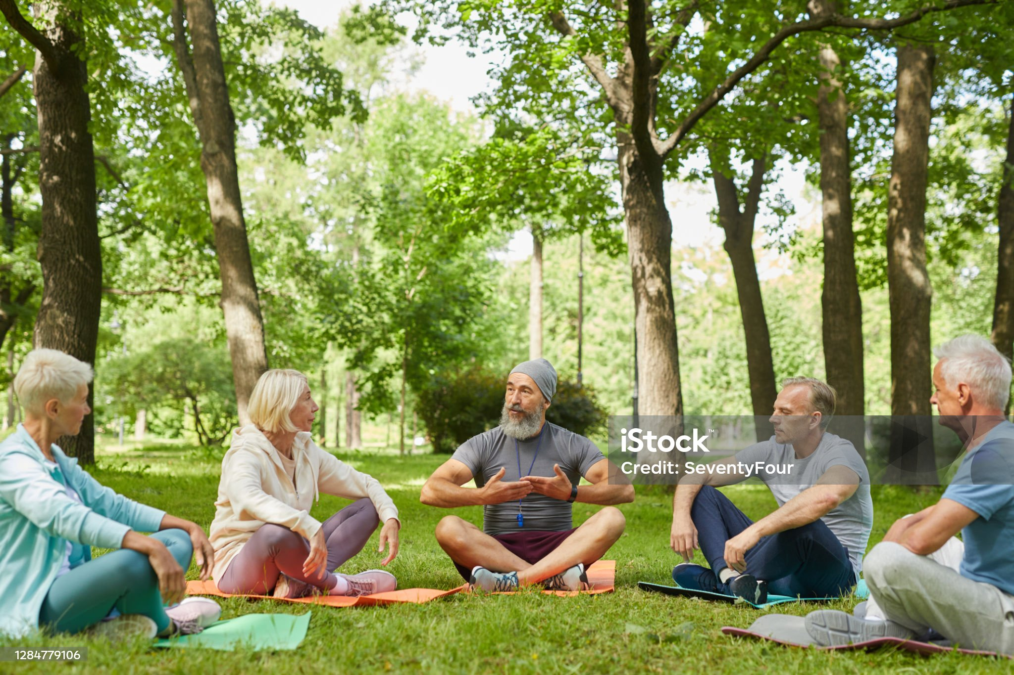 Groep 50-plussers traint samen buiten in het park